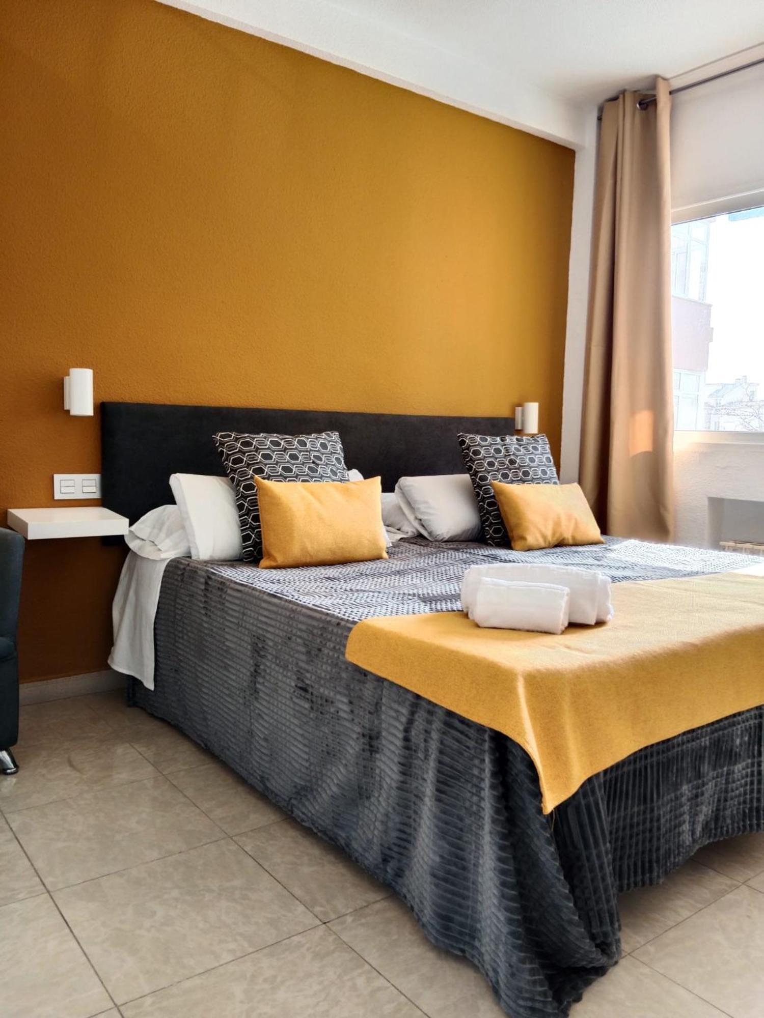 Apartamentos El Velero Torremolinos Bilik gambar